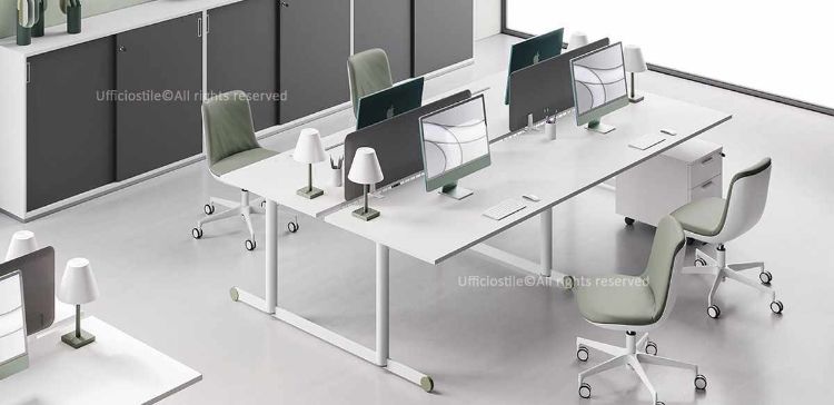 Bench operativo a quattro postazioni composto da due bench scrivania da 160 cm, completo di due frontal panel da 139 cm, piani in conglomerato ligneo rivestiti in melaminico bianco, noce Maroncelli o rovere chiaro, gambe terminali a “T” rovesciata in tubolare d’acciaio Ø 70 mm e cassettiera in conglomerato ligneo con cassetti rivestiti in PVC.
