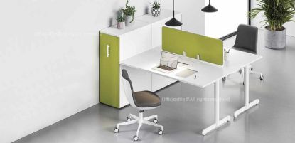 Composizione operativa con due scrivanie da 160 x 80 cm agganciate a due orgatower h.115, completa di frontal panel freestanding da 139 cm, piani in conglomerato ligneo rivestiti in melaminico bianco, gambe terminali a “T” rovesciata in tubolare d’acciaio Ø 70 mm e orgatower in melaminico con guide metalliche a estrazione totale e chiusura rallentata.