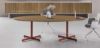 Tavolo riunioni ovale da 250 x 125 cm con piano in conglomerato ligneo rivestito in melaminico bianco, noce Maroncelli o rovere chiaro, bordi perimetrali in ABS da 2 mm e gamboni metallici a forma di X con fusto in tubolare d’acciaio Ø 70 mm, disponibili in bianco semilucido, alluminio goffrato, antracite semilucido, rosso mattone, verde salvia, azzurro polvere e giallo oro.