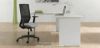 Scrivania operativa da 160 cm con allungo laterale da 80 cm e gamba metallica, realizzata in pannello ecologico melaminico LEB certificato FSC, ideale per postazioni ufficio professionali e sostenibili.