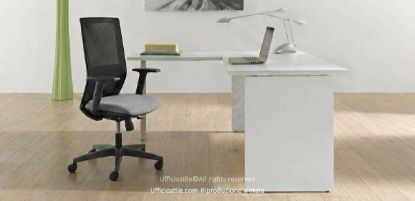 Scrivania operativa da 160 cm con allungo laterale da 80 cm e gamba metallica, realizzata in pannello ecologico melaminico LEB certificato FSC, ideale per postazioni ufficio professionali e sostenibili.