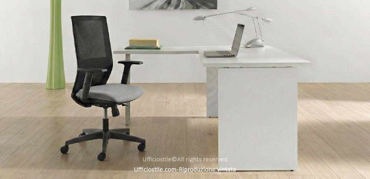 Scrivania operativa da 160 cm con allungo laterale da 80 cm e gamba metallica, realizzata in pannello ecologico melaminico LEB certificato FSC, ideale per postazioni ufficio professionali e sostenibili.