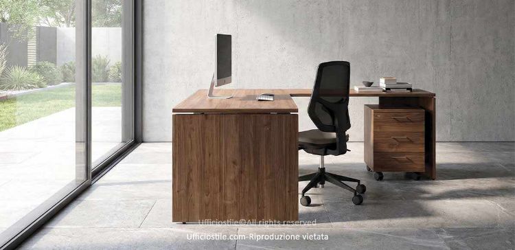 Scrivania operativa Ufficiostile® in pronta consegna composta da scrivania da 140 x 80 x 74,5 cm con piano spessore 25 mm in pannello truciolare ecologico FSC® rivestito in melaminico antiriflesso, allungo laterale coordinato da 120 x 60 x 74,5 cm, cassettiera su ruote da 42 x 56 x 60 cm con tre cassetti e serratura, bordi perimetrali in ABS 2 mm, fianchi da 25 mm, traverse da 18 mm, piedini livellatori in ABS nero e finiture rovere Portofino, bianco o noce Stelvio.