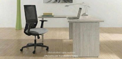 Scrivania operativa da 140 cm con allungo laterale da 80 cm e gamba metallica, realizzata in pannello ecologico melaminico certificato FSC, ideale per postazioni ufficio funzionali e sostenibili.