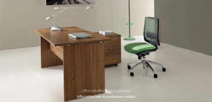 Composizione ufficio Ufficiostile 01 con scrivania pannellata da 140 cm e cassettiera su ruote a tre cassetti con serratura, realizzata in melaminico per postazioni operative professionali.