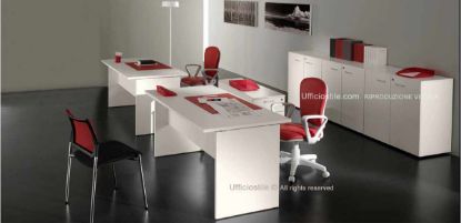 Doppia postazione di lavoro per ufficio composta da due scrivanie operative, due cassettiere su ruote con serratura e libreria contenitore a sei ante, realizzata in melaminico e disponibile in diverse finiture.