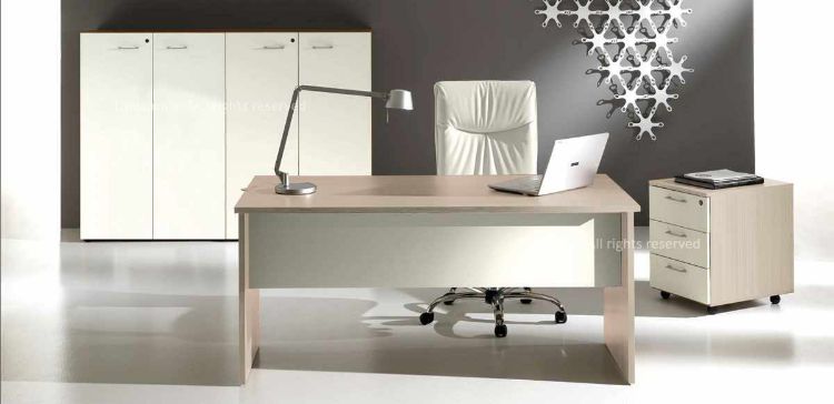 Composizione ufficio pronta consegna con scrivania pannellata, cassettiera su ruote a tre cassetti e libreria contenitore a quattro ante, realizzata in melaminico per ambienti professionali.