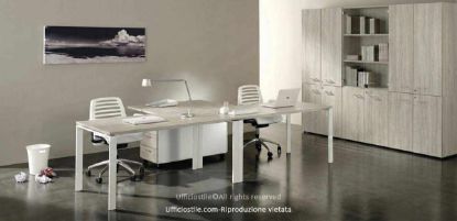 Composizione ufficio Linea Firenze con due scrivanie operative da 160 cm, allunghi laterali, cassettiere su ruote con serratura e libreria alta con ante cieche e ante vetro, struttura con gambe metalliche a ponte Made in Italy.