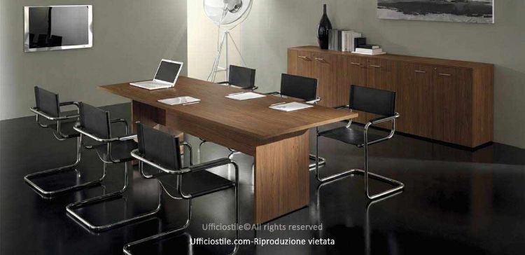 Composizione per sala riunioni composta da tavolo rettangolare in melaminico con piano spessore 25 mm e libreria contenitore a sei ante, disponibile in diverse finiture e realizzata Made in Italy.