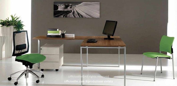Scrivania angolare Linea Firenze con piano in nobilitato melaminico da 25 mm, gambe metalliche a ponte in acciaio, allungo laterale e cassettiera metallica su ruote con serratura, ideale per uffici operativi professionali.