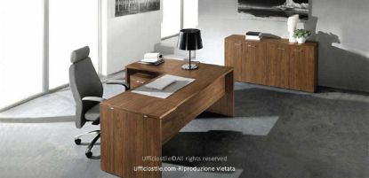 Composizione arredo ufficio Ufficiostile con scrivania da 180 cm, allungo laterale, cassettiera su ruote a tre cassetti con serratura e libreria bassa a quattro ante, ideale per postazioni operative professionali.