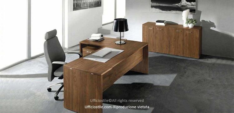 Composizione arredo ufficio Ufficiostile con scrivania da 180 cm, allungo laterale, cassettiera su ruote a tre cassetti con serratura e libreria bassa a quattro ante, ideale per postazioni operative professionali.