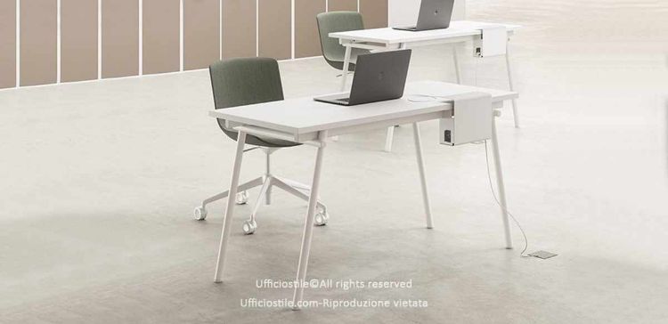 Scrivania da 140 x 60 cm con altezza 75 cm, piano in melaminico spessore 25 mm realizzato in conglomerato ligneo rivestito, gamba in tubo Ø 35 mm e porta prese in metallo integrato, prodotto Made in Italy con certificazioni FSC®, GREENGUARD® e CARB Phase 2.
