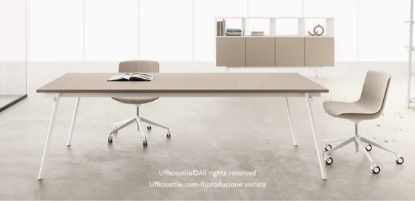 Tavolo riunioni rettangolare da 180 x 120 cm con altezza 75 cm, piano in conglomerato ligneo spessore 25 mm rivestito in melaminico, disponibile nelle finiture nero, bianco, verde opaco, tortora e grafite con superficie soft touch, prodotto Made in Italy con certificazioni FSC®, GREENGUARD® e CARB Phase 2.