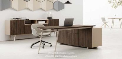 Composizione ufficio con scrivania da 180 x 80 cm, mobile portante da 180 x 50 x 66 cm e madia da 240 x 50 x 86 cm con piano in melaminico rovere naturale spessore 25 mm e gambe in metallo verniciato bianco, realizzata con pannelli in conglomerato ligneo rivestiti in melaminico.