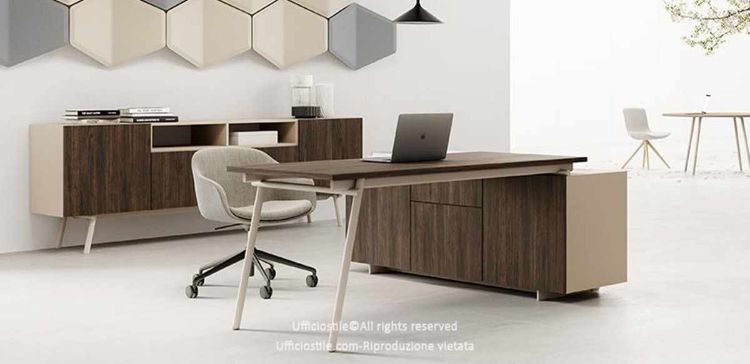 Composizione ufficio con scrivania da 180 x 80 cm, mobile portante da 180 x 50 x 66 cm e madia da 240 x 50 x 86 cm con piano in melaminico rovere naturale spessore 25 mm e gambe in metallo verniciato bianco, realizzata con pannelli in conglomerato ligneo rivestiti in melaminico.