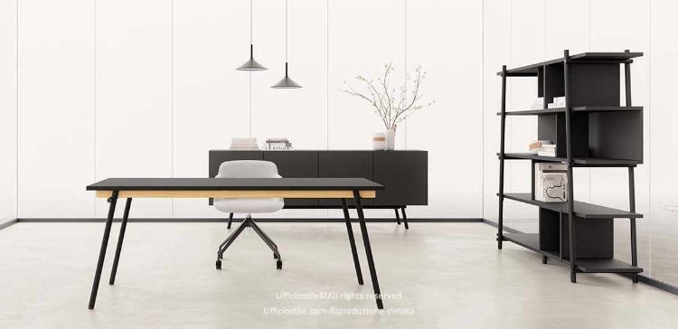 Ufficio completo Linea 821 composto da scrivania 160 x 60 cm con travi in legno, madia da 240 x 50 x 86 cm con quattro ante push-pull, libreria a giorno da 180 x 42 x 170 cm con schiena strutturale e contenitori metallici amovibili da 35 x 35 x 35 cm, realizzato con pannelli in conglomerato ligneo spessore 25 mm rivestiti in melaminico.