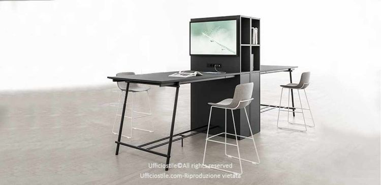 Doppia postazione con media wall composta da due tavoli alti da 180 x 100 x 107 cm e Media Wall da 100 x 15 x 198 cm, per dimensioni complessive di 390 x 100 x 198 cm, realizzata con pannelli in conglomerato ligneo spessore 25 mm rivestiti in melaminico e certificata FSC®, GREENGUARD® e CARB Phase 2.