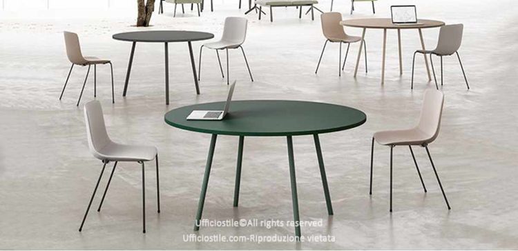 Tavolo riunioni circolare Ø 140 cm con quattro gambe, piano in conglomerato ligneo spessore 25 mm rivestito in melaminico disponibile in nero, bianco, verde opaco, tortora e grafite con finiture soft touch, prodotto Made in Italy con certificazioni FSC®, GREENGUARD® e CARB Phase 2.