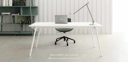 Tavolo scrivania da 160 x 80 cm con altezza 75 cm, piano in melaminico spessore 25 mm realizzato in conglomerato ligneo rivestito e gamba in tubo Ø 35 mm, prodotto Made in Italy con certificazioni FSC®, GREENGUARD® e CARB Phase 2.
