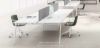 Bench operativo a 4 posti da 320 x 166,5 cm con frontal panel in tessuto, top access integrato e struttura realizzata con pannelli in conglomerato ligneo spessore 25 mm rivestiti in melaminico, prodotto Made in Italy con certificazioni FSC®, GREENGUARD® e CARB Phase 2.