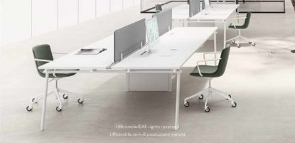 Bench operativo a 4 posti da 320 x 166,5 cm con frontal panel in tessuto, top access integrato e struttura realizzata con pannelli in conglomerato ligneo spessore 25 mm rivestiti in melaminico, prodotto Made in Italy con certificazioni FSC®, GREENGUARD® e CARB Phase 2.
