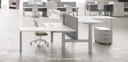 Bench elevabile a due posti con allunghi, regolazione elettrica in altezza da 61,5 a 127,5 cm, piani in conglomerato ligneo certificato FSC® rivestiti in melaminico antiriflesso e antigraffio, bordi in ABS da 2 mm con spigoli raggiati, struttura telescopica in acciaio verniciato, cassettiera coordinata a tre cassetti e finiture disponibili in bianco, grigio chiaro, rovere chiaro, rovere tabacco, noce Maroncelli e terra d’ombra.