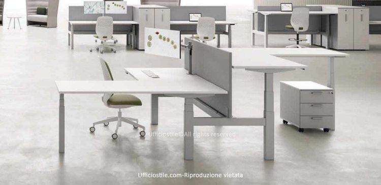 Bench elevabile a due posti con allunghi, regolazione elettrica in altezza da 61,5 a 127,5 cm, piani in conglomerato ligneo certificato FSC® rivestiti in melaminico antiriflesso e antigraffio, bordi in ABS da 2 mm con spigoli raggiati, struttura telescopica in acciaio verniciato, cassettiera coordinata a tre cassetti e finiture disponibili in bianco, grigio chiaro, rovere chiaro, rovere tabacco, noce Maroncelli e terra d’ombra.