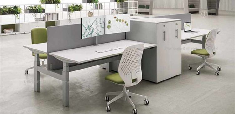 Composizione con due bench elevabili elettricamente a due posti ciascuno, per un totale di quattro postazioni sit/stand, completa di frontal panel in tessuto e quattro contenitori verticali ad anta estraibile, con piani in conglomerato ligneo certificato FSC® rivestiti in melaminico antiriflesso e antigraffio, struttura telescopica in acciaio verniciato e regolazione in altezza da 61,5 a 127,5 cm.