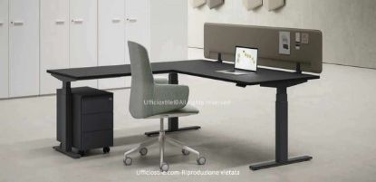 Scrivania con allungo elevabile da 160 x 165 cm con regolazione elettrica in altezza da 64,5 a 130 cm, piano e allungo in conglomerato ligneo certificato FSC® rivestito in melaminico antigraffio, bordi in ABS da 2 mm, struttura telescopica in acciaio verniciato, schermo frontale in tessuto e cassettiera metallica su ruote con serratura centralizzata antiribaltamento.