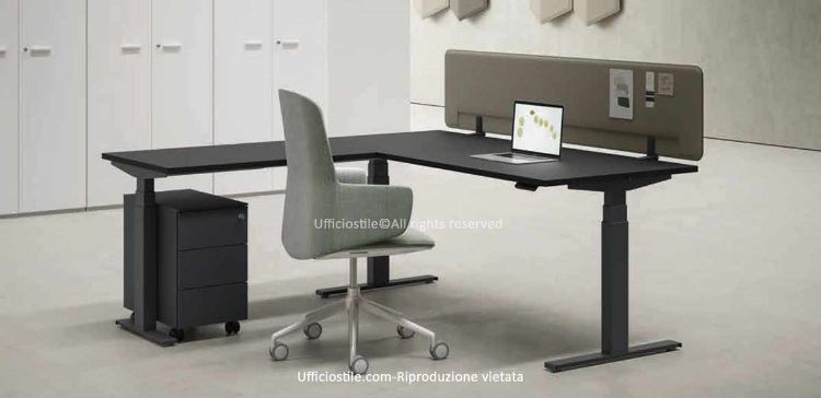 Scrivania con allungo elevabile da 160 x 165 cm con regolazione elettrica in altezza da 64,5 a 130 cm, piano e allungo in conglomerato ligneo certificato FSC® rivestito in melaminico antigraffio, bordi in ABS da 2 mm, struttura telescopica in acciaio verniciato, schermo frontale in tessuto e cassettiera metallica su ruote con serratura centralizzata antiribaltamento.