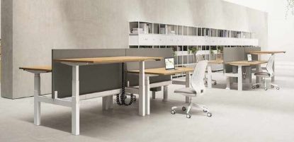 Due bench elevabili a quattro postazioni con configurazione 2+2, piani in conglomerato ligneo spessore 25 mm rivestiti in melaminico antigraffio, regolazione elettrica in altezza da 61,5 a 127,5 cm, struttura telescopica in acciaio verniciato, frontal panel in tessuto per ogni postazione e finiture disponibili in bianco, grigio chiaro, rovere chiaro, rovere tabacco, noce Maroncelli e terra d’ombra.