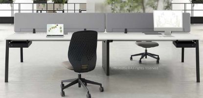 Bench operativo a quattro posti composto da quattro scrivanie da 180 cm, con strutture metalliche a cavalletto, gamba intermedia a ponte completa di carter, due frontal panels rivestiti in tessuto e due cassetti sospesi sottopiano, realizzato in conglomerato ligneo rivestito in melaminico e prodotto Made in Italy.