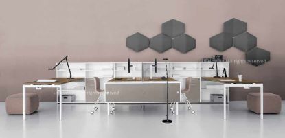 Composizione ufficio con due scrivanie da 160 cm, un bench da 160 x 158 cm e tre mobili contenitore alti 115 cm, con piani in conglomerato ligneo spessore 18 mm rivestiti in melaminico, bordi ABS da 2 mm, scocche in melaminico, piedini livellatori, canalina verticale in lamiera, foro per passaggio cavi e ante scorrevoli in melaminico nero opaco.