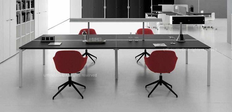 Postazione operativa bench a 4 scrivanie contrapposte con dimensioni complessive 320 x 136,5 x 74 cm, piani di lavoro in MDF spessore 18 mm rivestiti in melaminico nero opaco e bordo perimetrale in ABS spessore 2 mm.
