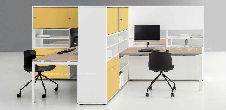Composizione ufficio con quattro postazioni da 160 cm, piani in conglomerato ligneo spessore 18 mm rivestiti in melaminico con bordi ABS da 2 mm, abbinati a quattro mobili contenitori alti 164,5 cm con scocche in melaminico, piedini livellatori, canalina verticale in lamiera, foro per passaggio cavi e ante scorrevoli in melaminico nero opaco.
