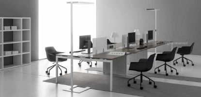 Postazione bench a 6 scrivanie con dimensioni complessive 420 x 158 x 74 cm, piani di lavoro in conglomerato ligneo spessore 18 mm rivestito in melaminico in diverse finiture, bordi perimetrali in ABS da 2 mm, gambe metalliche intermedie con carter per occultamento dei cavi elettrici e schermi frontali divisori in vetro.