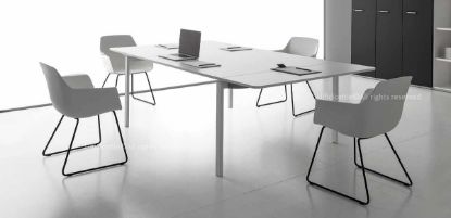 Tavolo riunioni da 260 x 65 x 74 cm con piani di lavoro in conglomerato ligneo spessore 18 mm rivestito in melaminico in diverse finiture, bordi perimetrali in ABS da 2 mm e piani terminali da 136,5 x 40 x 1,8 cm.