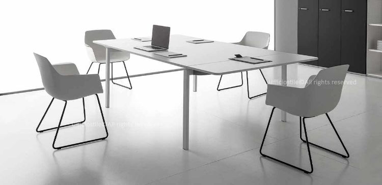 Tavolo riunioni da 260 x 65 x 74 cm con piani di lavoro in conglomerato ligneo spessore 18 mm rivestito in melaminico in diverse finiture, bordi perimetrali in ABS da 2 mm e piani terminali da 136,5 x 40 x 1,8 cm.