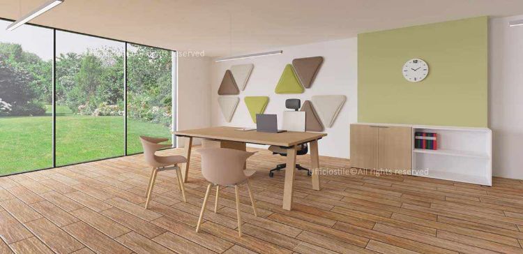 Composizione ufficio con scrivania da 200 x 100 cm con piano in melaminico a travi fisse, gambe a cavalletto in tubo di acciaio trafilato rivestite in melaminico con tecnologia folding, cassettiera su ruote a tre cassetti con serratura Yale e chiusura soft, e due librerie con fiancate predisposte per attrezzature interne, piedini livellatori, ante in melaminico, cerniere a 105° e maniglie in ABS.