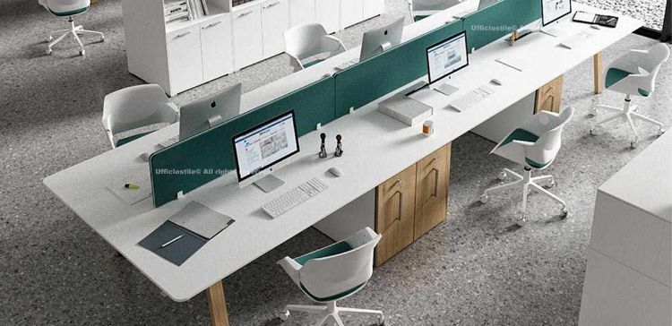 Bench operativo a 6 posti composto da tre scrivanie bench sostenute da sei classificatori verticali estraibili, con postazioni separate da schermi frontali e contenitori estraibili con scocca in melaminico bianco e anta in finitura rovere naturale, disponibile in diverse finiture.