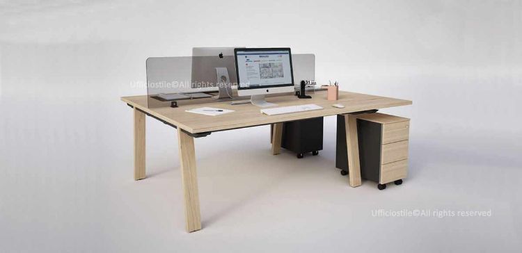 Bench operativo a 2 posti da 200 x 164 cm con piano in melaminico a travi fisse, struttura con due gambe a cavalletto in tubo di acciaio trafilato, scarpette in metacrilato con piedini livellatori e due cassettiere su ruote a tre cassetti con serratura Yale, chiusura simultanea, guide metalliche a semplice estrazione e sistema soft.