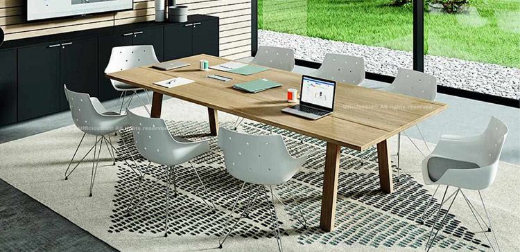 Tavolo riunioni Rovere Anticato da 240 x 124 cm con piano in truciolare spessore 30 mm rivestito in melaminico classe E1, gambe a cavalletto in tubo di acciaio trafilato verniciato a polveri epossidiche, scarpette in ABS trasparente opaco con piedini livellatori e rivestimento verticale in melaminico realizzato con tecnologia folding.
