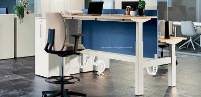 Bench elevabile con piano da 160 x 170 cm regolabile in altezza da 65 a 125 cm, struttura con steli telescopici in acciaio, schermo divisorio rivestito in tessuto ignifugo, tre vertebre raccoglicavi e due armadi contenitori estraibili con top in melaminico bianco, realizzato in truciolare nobilitato con resine melaminiche antiriflesso e bordato in ABS.