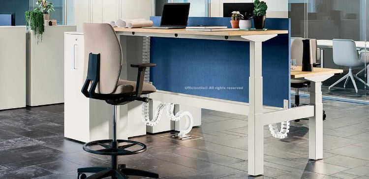 Bench elevabile con piano da 160 x 170 cm regolabile in altezza da 65 a 125 cm, struttura con steli telescopici in acciaio, schermo divisorio rivestito in tessuto ignifugo, tre vertebre raccoglicavi e due armadi contenitori estraibili con top in melaminico bianco, realizzato in truciolare nobilitato con resine melaminiche antiriflesso e bordato in ABS.