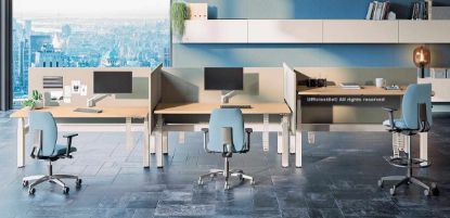 Composizione di postazioni elevabili composta da tre bench regolabili in altezza da 65 a 125 cm per un totale di sei postazioni, con piani in truciolare nobilitato melaminico antiriflesso, schermi protettivi frontali e laterali rivestiti in tessuto ignifugo, vertebre raccoglicavi e bracci portamonitor regolabili con molla a gas.