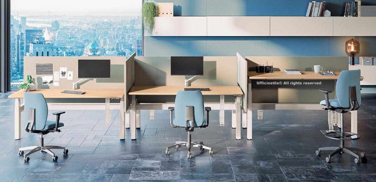 Composizione di postazioni elevabili composta da tre bench regolabili in altezza da 65 a 125 cm per un totale di sei postazioni, con piani in truciolare nobilitato melaminico antiriflesso, schermi protettivi frontali e laterali rivestiti in tessuto ignifugo, vertebre raccoglicavi e bracci portamonitor regolabili con molla a gas.
