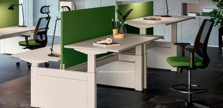 Bench elevabile a quattro posti composto da due bench regolabili in altezza da 73 a 113 cm, con pulsantiera per l’alzata del piano, alimentazione EU, UK o US, schermi protettivi rivestiti in tessuto ignifugo, staffe in lamiera d’acciaio verniciata e piani in truciolare nobilitato con resine melaminiche antiriflesso bordati in ABS.