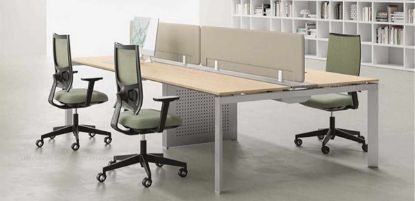Bench operativo a 4 postazioni composto da due bench in linea con piani in conglomerato ligneo rivestiti in melaminico, binario centrale in alluminio anodizzato con sportelli apribili e sistema push-pull per ispezione dei cablaggi, gambe a U rovesciata con carter passacavi e frontal panel rivestiti in tessuto fonoassorbente.
