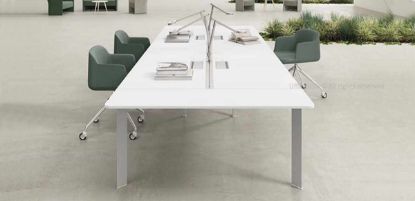 Bench operativo a 4 postazioni composto da 2 bench contrapposti con top access integrati, profilo estruso doppio attrezzabile in alluminio anodizzato con sportelli apribili per ispezione cablaggi, cavità per accessori e piani terminali profondità 40 cm in melaminico con bordi ABS fissati tramite staffe in lamiera piegata colore alluminio.